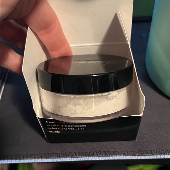 Mary Kay Translucent Loose Powder - Picture 3 of 6
